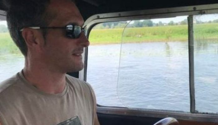 Swans and their newborn babies are saved from drowning by the efforts of an adventurous guy