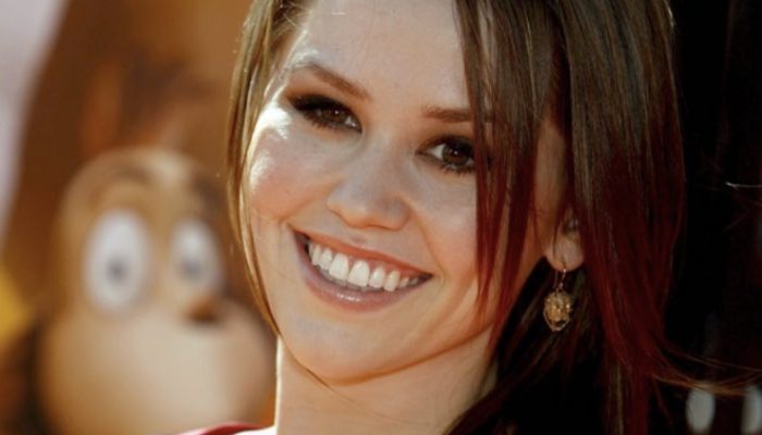 The ongoing appearance of Jim Carrey's 33-year-old girl.