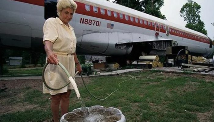 The woman has bought a decommissioned plane, has put it in the forest and has moved there to live.