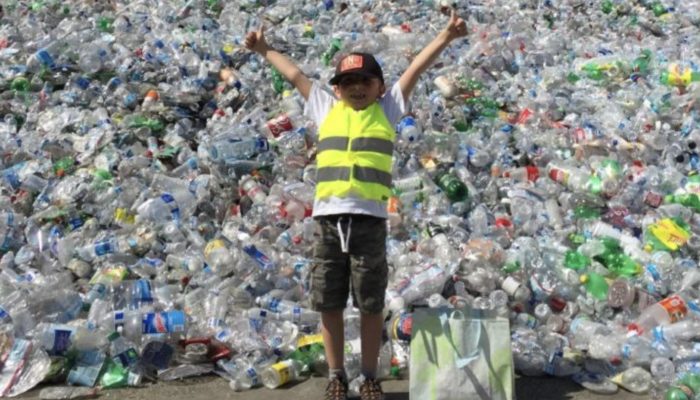 The boy, 12-year-old, contributes to the elimination of trash from the sea and has already recycled nearly 2 million bottles.