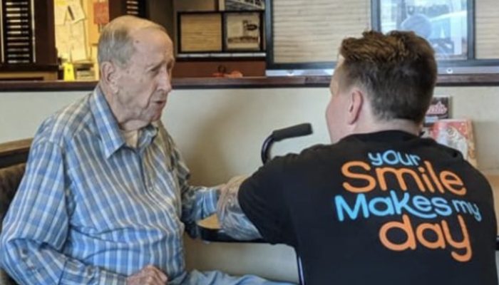 This 92-year-old veteran was eating alone before this waiter's behavior of kindness won many hearts.