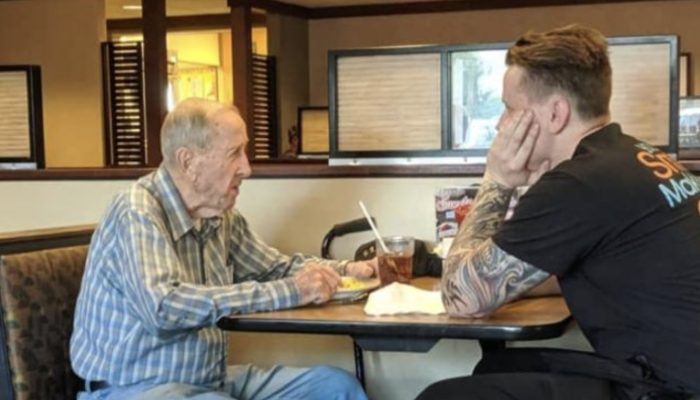 This 92-year-old veteran was eating alone before this waiter's behavior of kindness won many hearts.