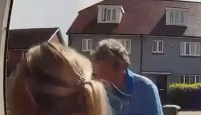A woman saved a dog that jumped from a house window through her heroism. See the reaction of the do.