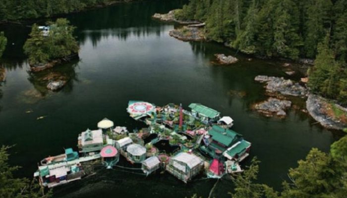 The couple has been living on a self-constructed floating island. Let's see how great their living place is.