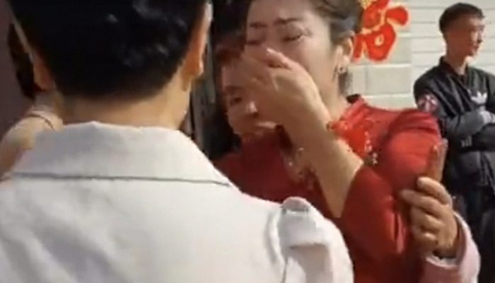 The woman learns at the wedding that her daughter, who vanished 20 years ago, is the bride of her son.