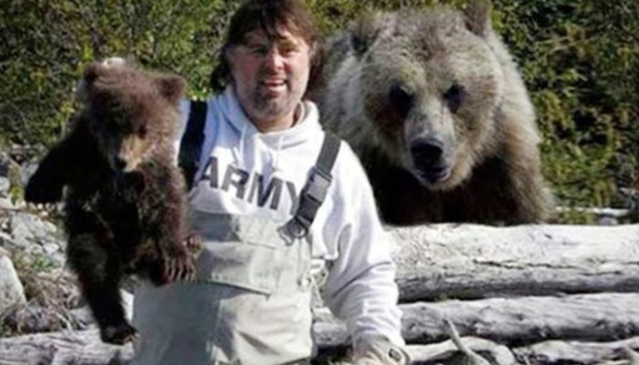 After a fisherman saves a bear baby, the mother bear visits him the following day bearing a gift.