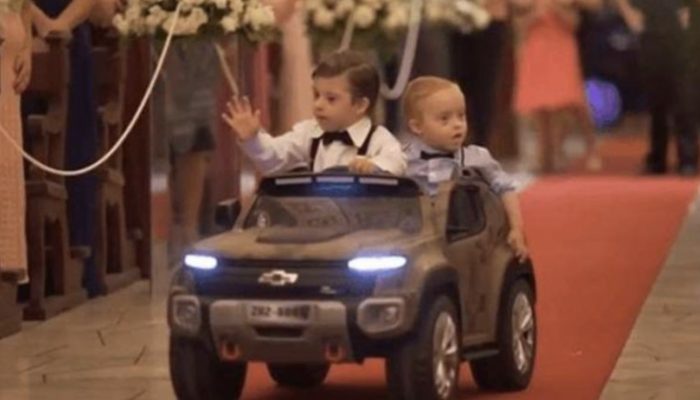 The man surprised her bride with a special present on the day of the wedding:the charming couple.
