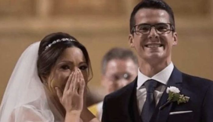The man surprised her bride with a special present on the day of the wedding:the charming couple.