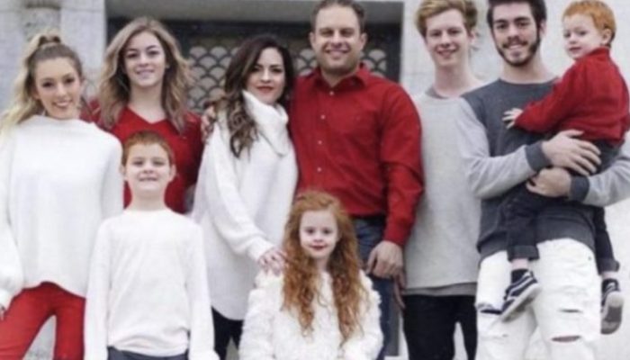 The beautiful mother, who is 45 years old, has seven children. Several women look up to her as an example.