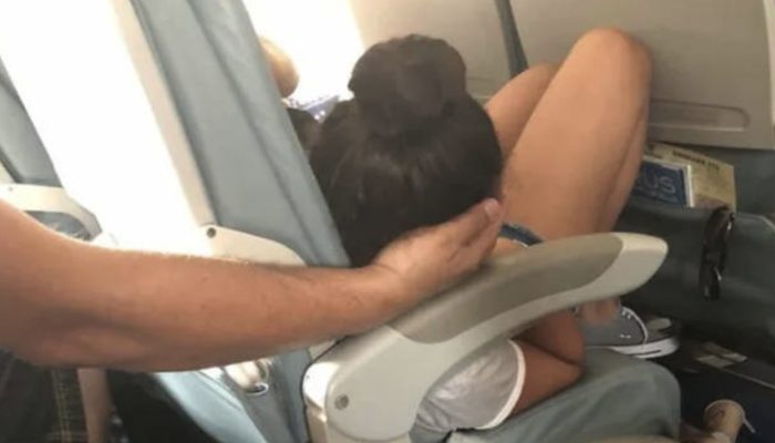 A plane passenger caught the moment one father let his daughter to sleep for 45 minutes on his arm.