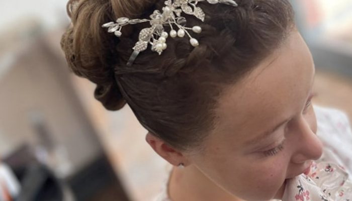A young girl who sadly lost her hair while battling a brain tumor received a jaw-dropping makeover thanks to the efforts of a loving stylist. Take a peek at her.