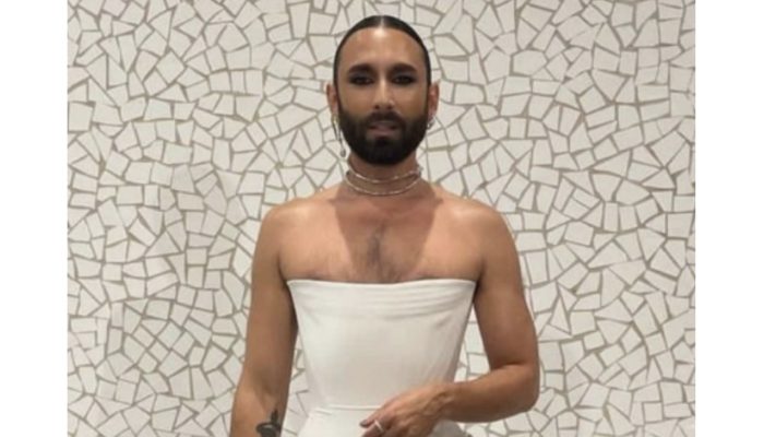 Wurst walked the red carpet in a miniskirt and heels, showing off her toned legs!