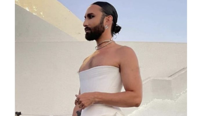 Wurst walked the red carpet in a miniskirt and heels, showing off her toned legs!