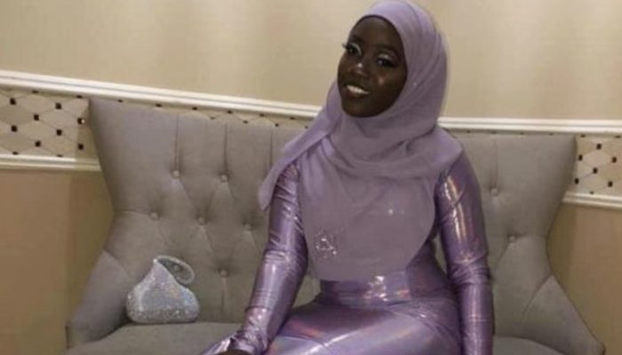 The father made his daughter the prom queen by sewing her a sumptuous dress. How she looks with her cloth.