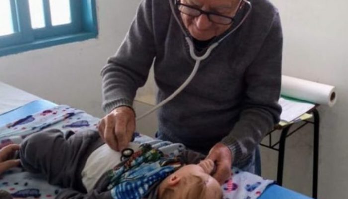 A 92-year-old pediatrician offers free assistance to poor children, saying that he would work as long as he had the strength. So touching moment.
