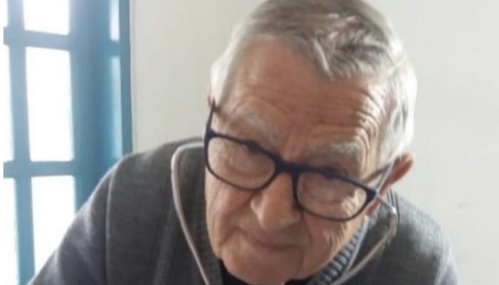 A 92-year-old pediatrician offers free assistance to poor children, saying that he would work as long as he had the strength. So touching moment.