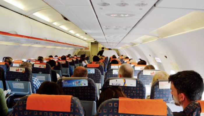 A plane passenger caught the moment one father let his daughter to sleep for 45 minutes on his arm.
