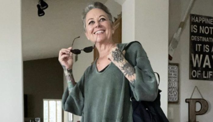 Amazing woman with tattoos was dressed as a teenager because she considers that you are the only one who can, be yourself.