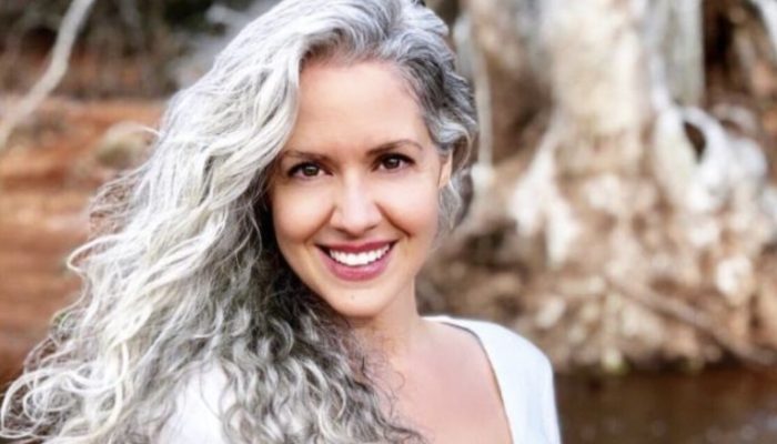 At age 21, the woman's hair turned fully gray, but since then, she's become even more gorgeous.