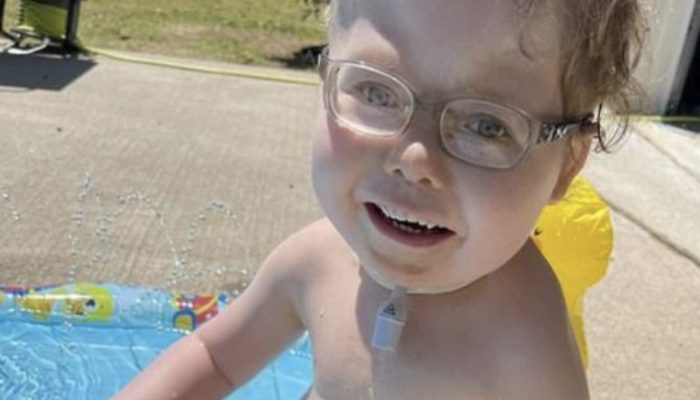 For the first time, the cute little kid saw his parents through the glasses. An amazing moment.