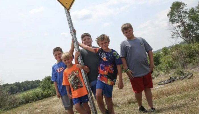 These kids discovered turtles crushed on the road are now helped by them every day as they cross.