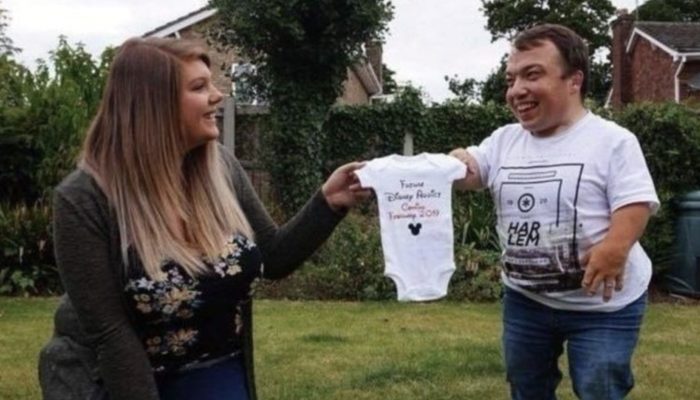 Man of 110 cm got married and had a child. Check out his 2-year-old daughter's appearance.