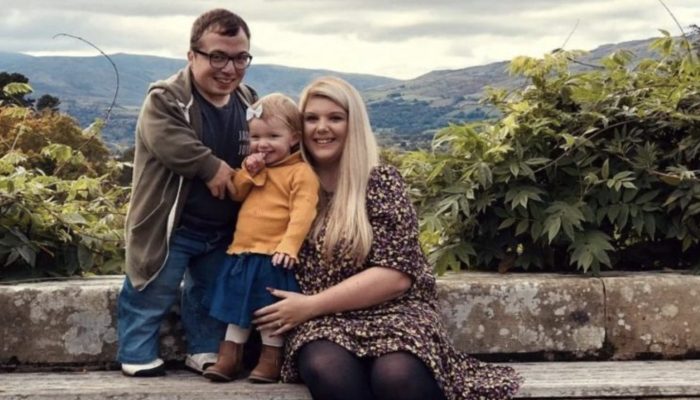 Man of 110 cm got married and had a child. Check out his 2-year-old daughter's appearance.