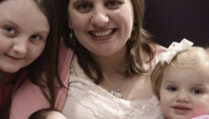When the young girl gave birth to two children, everyone was shocked by the amazing story.