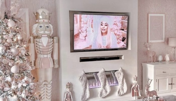 A woman spent $5000 decorating her home for Christmas, and it turned out to be a true fantasy. See the final result.