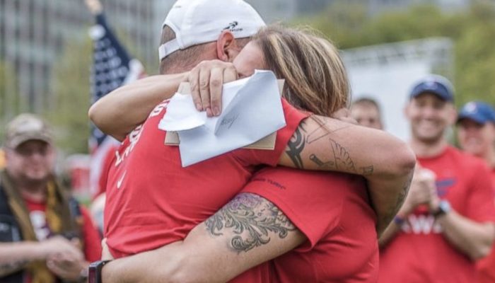 35 years from being adopted, a son surprised his mother at a marathon. This was an unexpected moment.