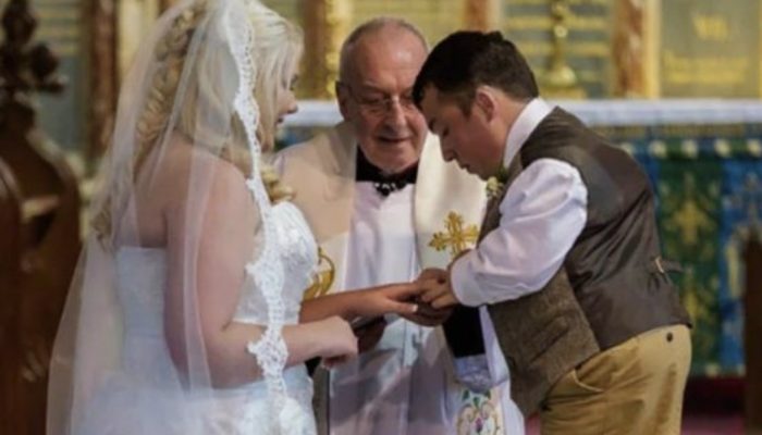 Man of 110 cm got married and had a child. Check out his 2-year-old daughter's appearance.