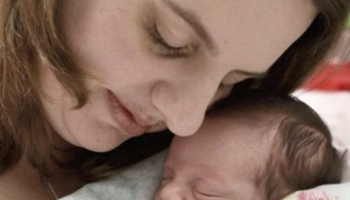 When the young girl gave birth to two children, everyone was shocked by the amazing story.