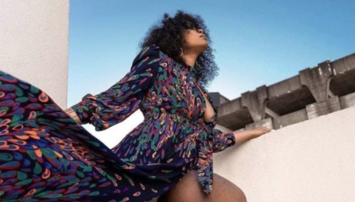 Against all odds, a girl with a massive leg weighing 45kg became a model.
