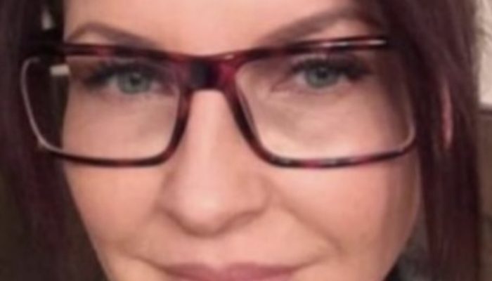 A woman drove to a bar, has a few drinks, and then chose to overnight park her car. When she opened her eyes, she noticed a message pinned to the windshield of the car.