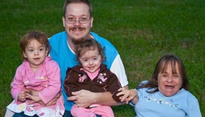 Tells the tale of a 71-centimeter-tall lady who managed to have several children