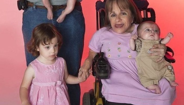 Tells the tale of a 71-centimeter-tall lady who managed to have several children
