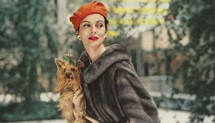 A famous model from her childhood, who is now 91 years old, displays images from her heyday