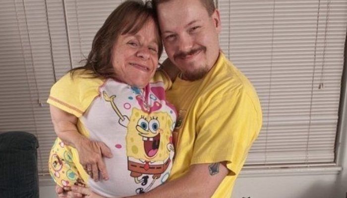 Tells the tale of a 71-centimeter-tall lady who managed to have several children