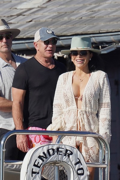Jeff Bezos et sa femme, Lauren Sanchez se sont présentés  sur le tapis rouge