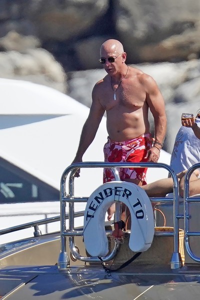 Jeff Bezos et sa femme, Lauren Sanchez se sont présentés  sur le tapis rouge
