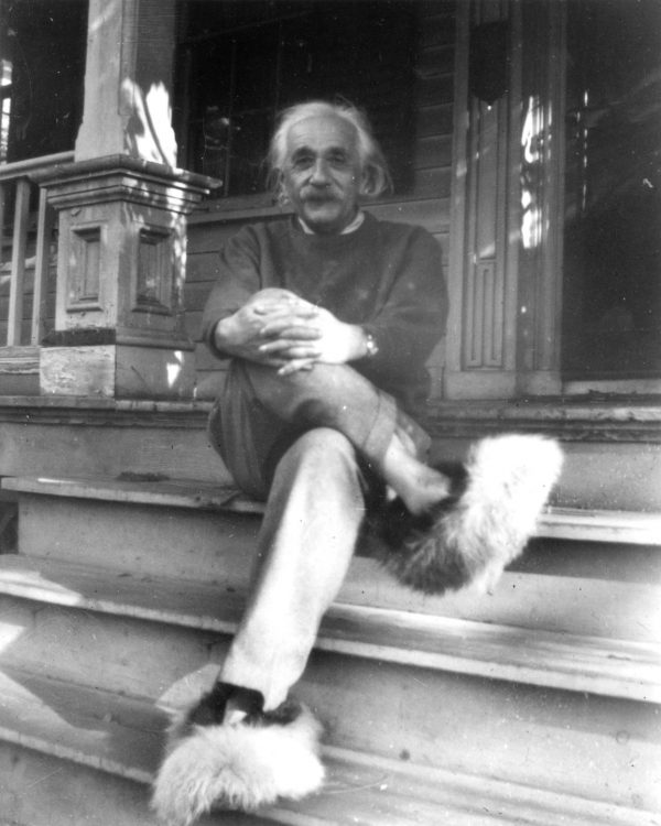 Albert Einstein, un scientifique du mathématique et de  la physique, se plaignait toujours de sa mémoire