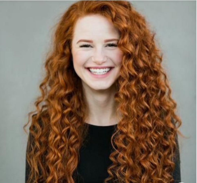 Les personnes qui ont des cheveux roux ont souvent la peau pâle et les taches de rousseu