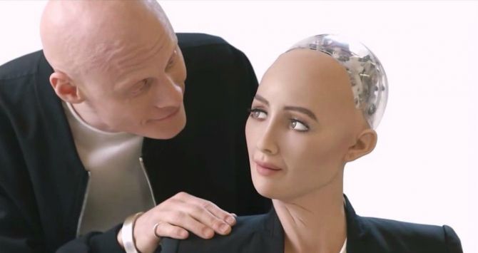 Les gens ont créé des robots et les robots ont commencé à enseigner aux gens comment communiquer