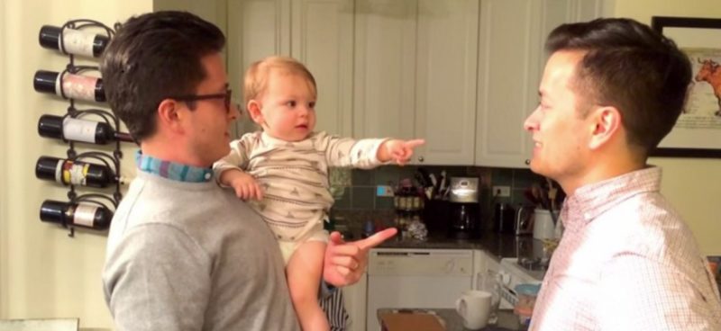 Réaction de l'enfant lorsqu'il rencontre le frère jumeau de son père