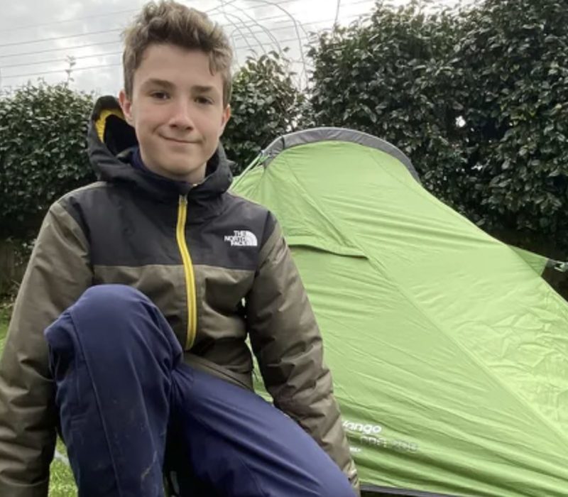 Ça va être cool, déclare un adolescent qui a vécu dans une tente pendant trois ans et a été invité au couronnement du roi Charles