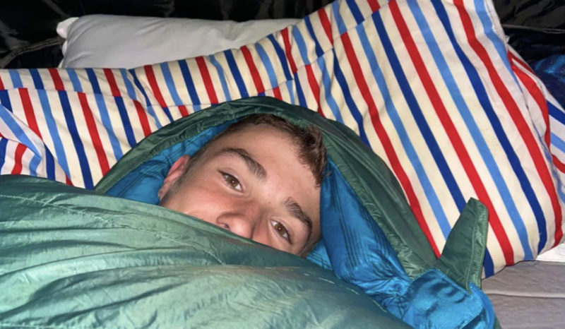 Ça va être cool, déclare un adolescent qui a vécu dans une tente pendant trois ans et a été invité au couronnement du roi Charles