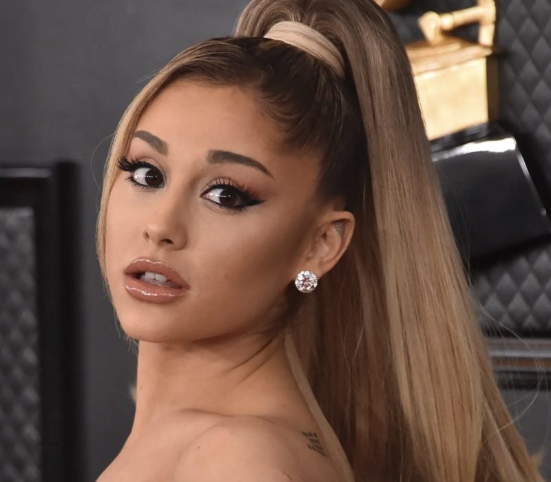 Ariana Grande a déclaré que pendant la pire période de sa vie, on lui avait prescrit "beaucoup d'antidépresseurs" pour l'aider à faire face