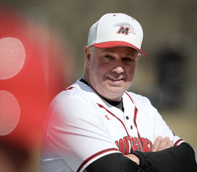 À l'heure actuelle, il a 56 ans, il est déjà à la retraite et il est toujours très actif dans le baseball universitaire