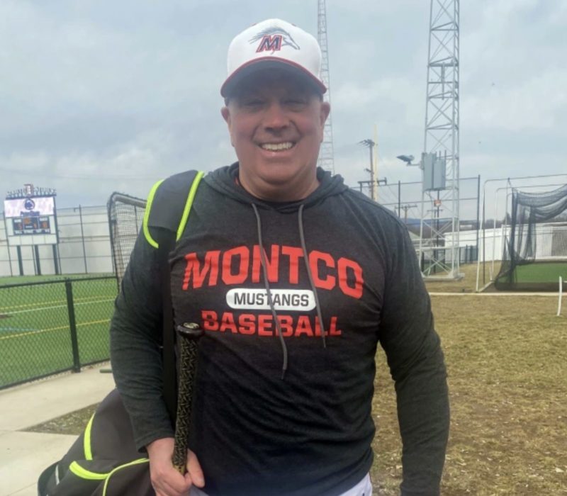À l'heure actuelle, il a 56 ans, il est déjà à la retraite et il est toujours très actif dans le baseball universitaire