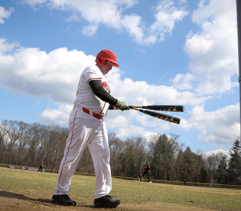 À l'heure actuelle, il a 56 ans, il est déjà à la retraite et il est toujours très actif dans le baseball universitaire